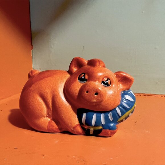 Nesting Snuggling Sleepy Pigs Salt And Pepper Shakers | Vintage Hand Painted - Picture 12 of 15